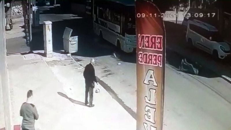 Mersin’de, pazar alışverişinden dönerken midibüs çarptı