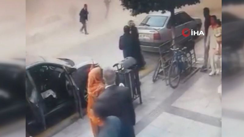 Malatya'da 2 katlı binanın çökme anı