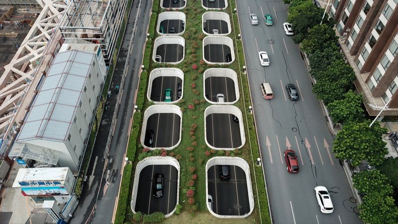 Çin'deki üstü açık alt geçit, görünümüyle dikkat çekiyor