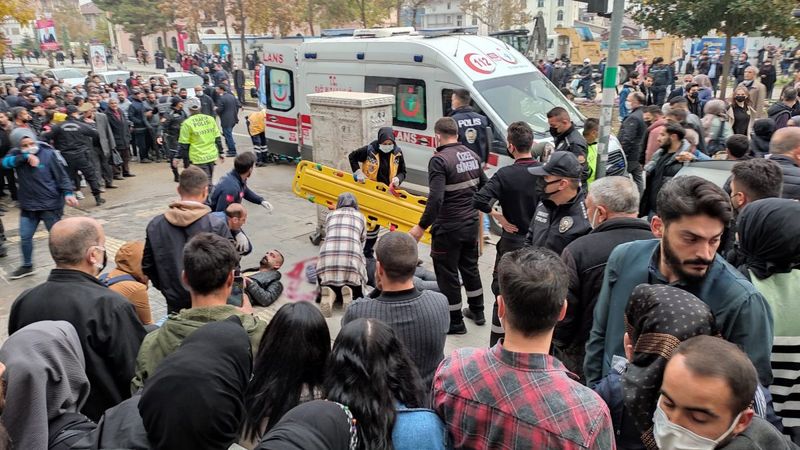 Elazığ'da 10'uncu kattan atlayan kadın, caddede yürüyen kişinin üzerine düştü