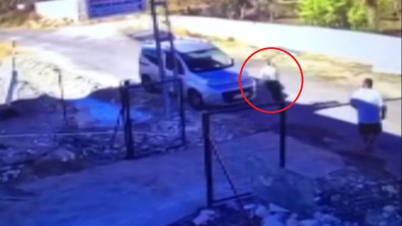 Mersin’de, alev alan araçta uyuyan oğlunu son anda kurtardı