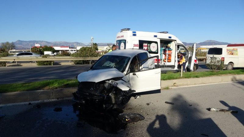 Antalya'da takla atan otomobilden çıkıp aracın önünü kesti