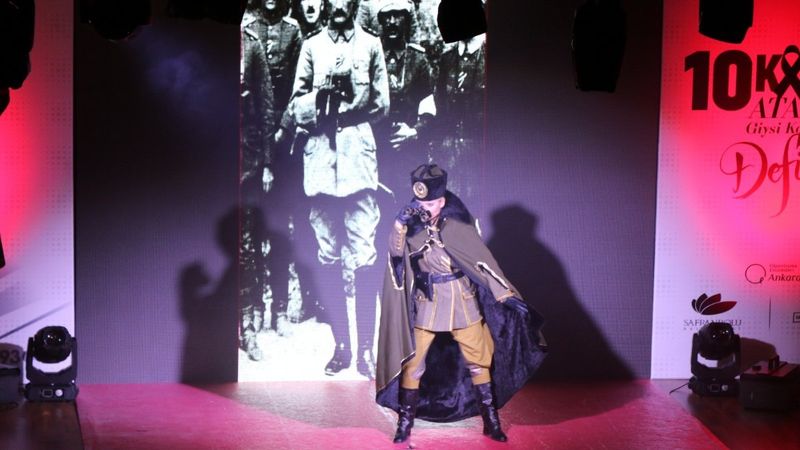 Karabük'te Atatürk'ün özel gün kıyafetlerinden defile yapıldı