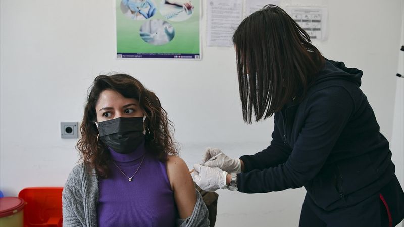 Çift doz BioNTech yaptıranlara üçüncü doz uygulaması başladı