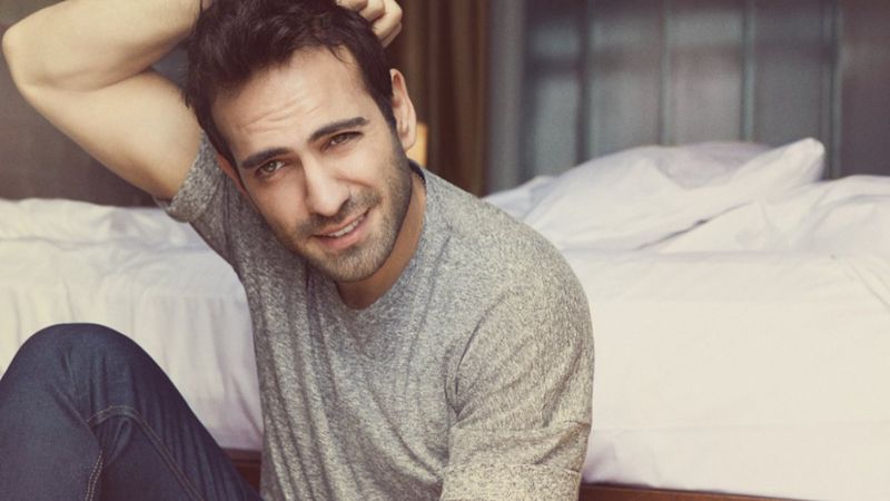 Kıvanç Tatlıtuğ'a rakip geliyor! İşte Buğra Gülsoy'un mavi gözlü, sarı saçlı oğlu...