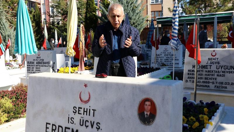 Ankara'daki şehit babası, oğlunun kabrinin yanına taşındı