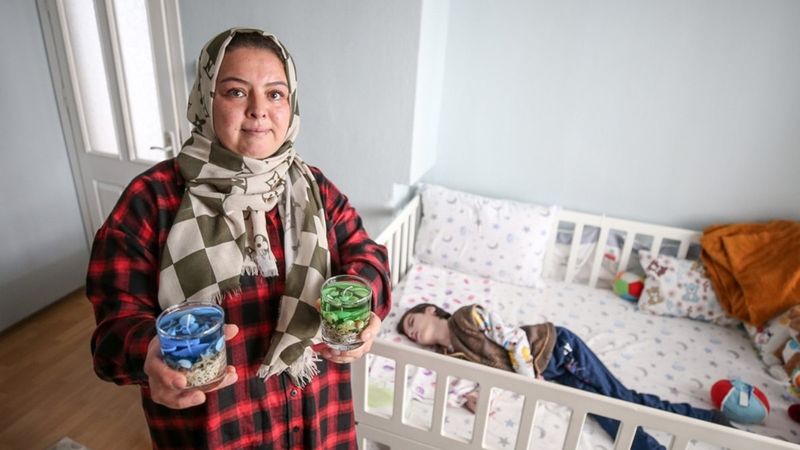 Bursa'da mum yapıp hasta oğlunun tedavisine destek oluyor