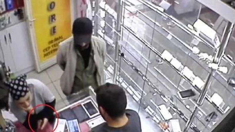 Erzurum'da çalışanlarla tartışıp, cep telefonunu çaldı