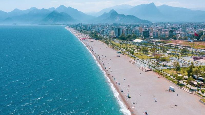 Antalya'da vatandaşlar sıcak havanın keyfini çıkardı