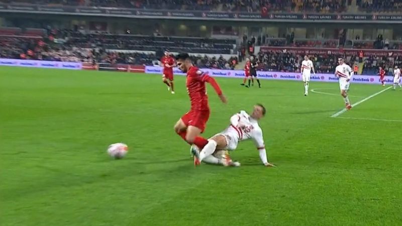 Cebelitarık'ın 10 kişi kaldığı pozisyon tartışmalara yol açtı