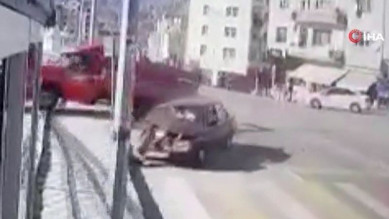 Gümüşhane’de freni boşalan kamyonet kaza yaptı: 5 yaralı