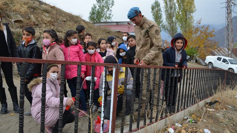 Şırnak’ta Mehmetçik, öğrenciler ile okulda boya yaptı