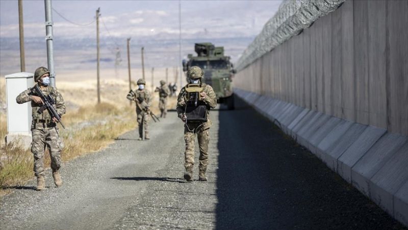 İran sınırına örülen güvenlik duvarı, yurda kaçak girişleri engelliyor