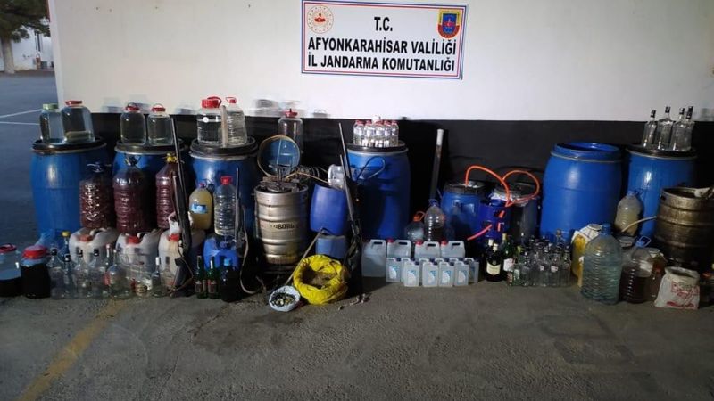 Afyonkarahisar'da jandarma baskınında adeta her yerden kaçak içki fışkırdı