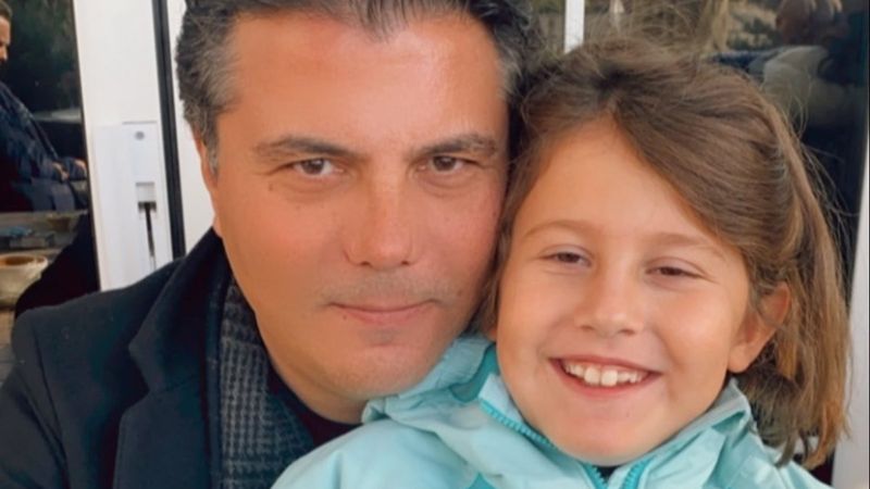 Suat Suna'nın aile fotoğrafı