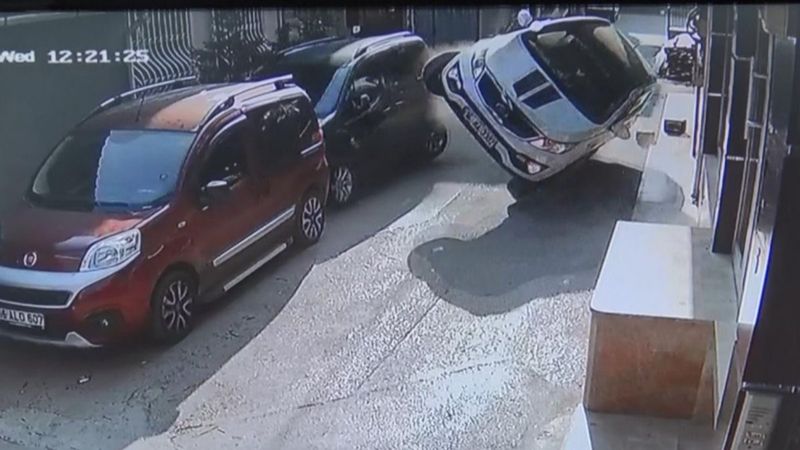 Bursa'da aşırı hız yaparak ters dönen cipin sürücüsü kaçtı