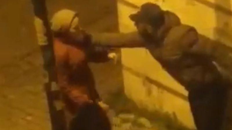 Zeytinburnu'nda kadına şiddet: Eşini yol ortasında dövdü