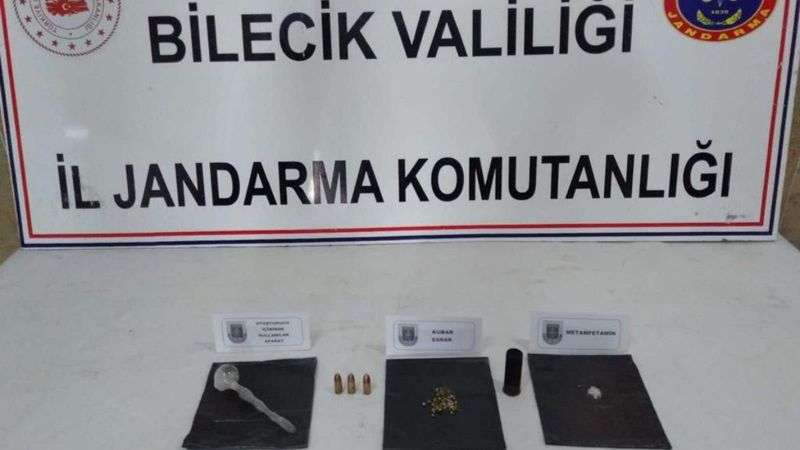 Bilecik’te dur ihtarına uymadı, kaçarken yola uyuşturucu saçtı