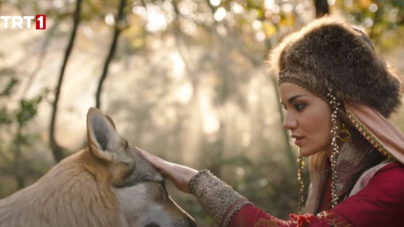 Fahriye Evcen'in 'uluma' sahnesi sosyal medyayı salladı! Şaka mı bu?