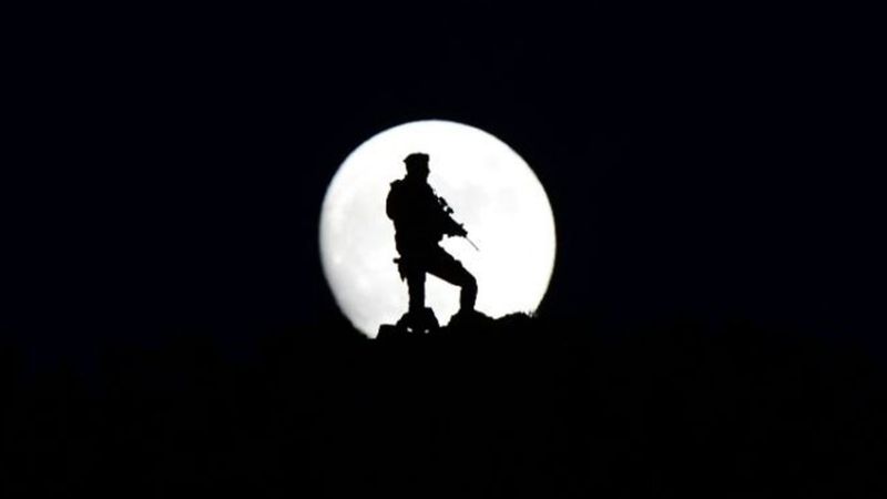 İran sınırında çekilen eşsiz kare: PÖH ve dolunay