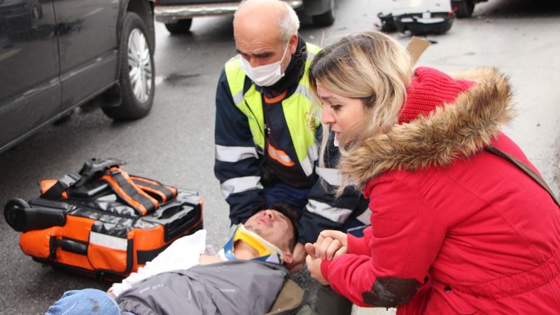 Kağıthane'deki kadından, yaralanan gence ambulans gelene kadar destek