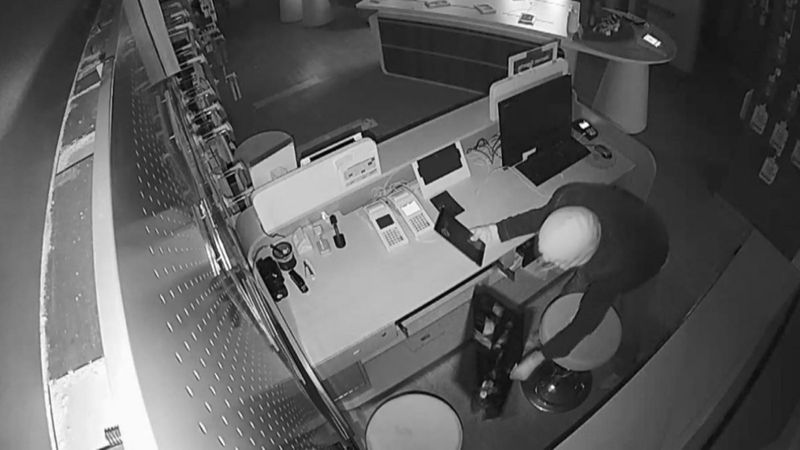 Esenlerde, telefoncuda saniyeler içinde 200 bin liralık hırsız yaptılar