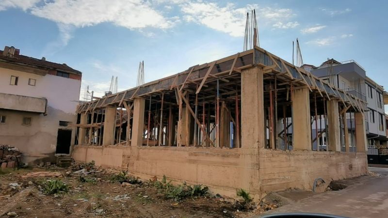 Bursa'da inşaat inceleyen adama beton mikseri çarptı