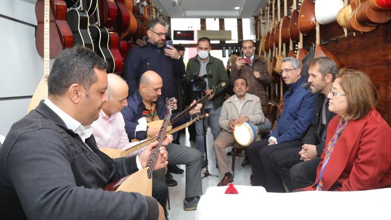 Fatma Şahin bağlama çalıp türkü söyledi