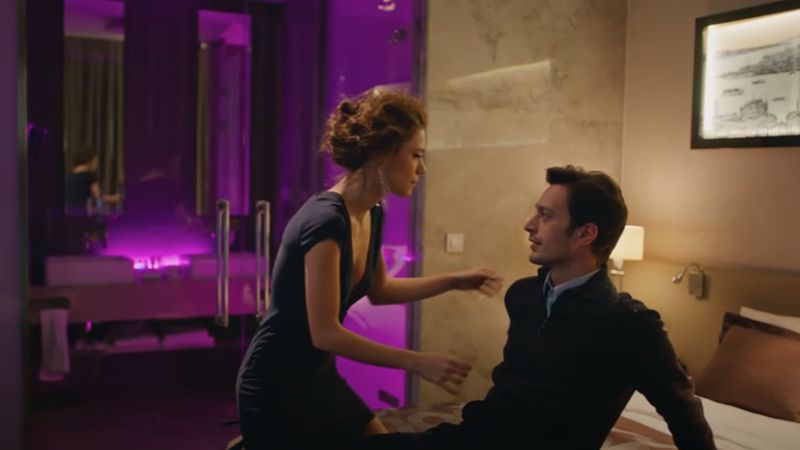 Camdaki Kız 21. bölüm fragmanı: Sedat ve Muzo'nun sevgilisi aynı yatakta!