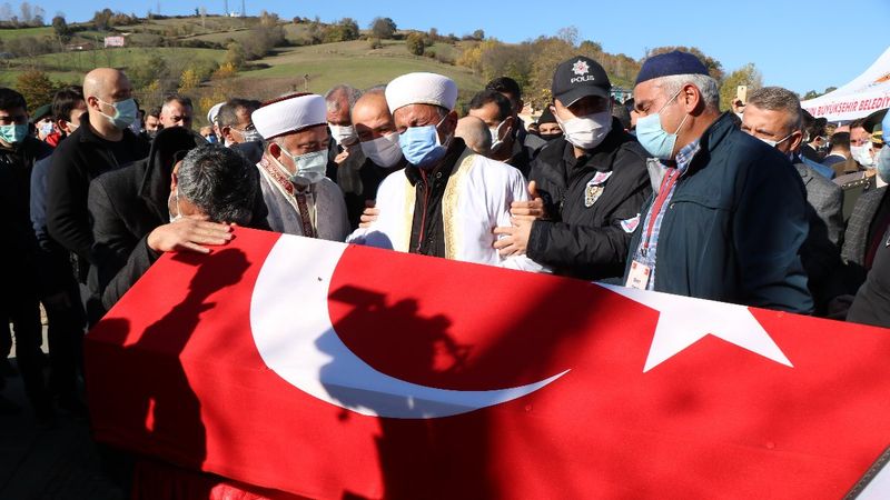 Trabzon'da şehit polisin cenaze namazını babası kıldırdı