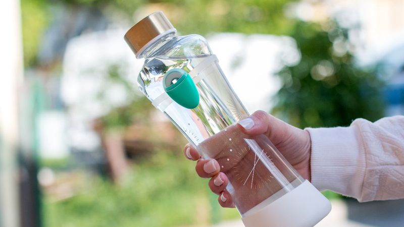 Cam şişelerdeki metal kapaklar Alzheimer riskini artırıyor