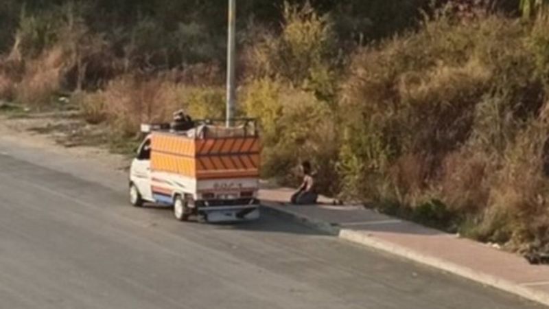 Mersin'de geri dönüşüm işçisinin kaldırımda namaz molası