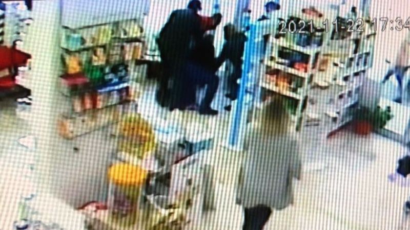 Ankara'da reçetesiz ilaç almaya kalkan şahıs eczaneyi birbirine kattı