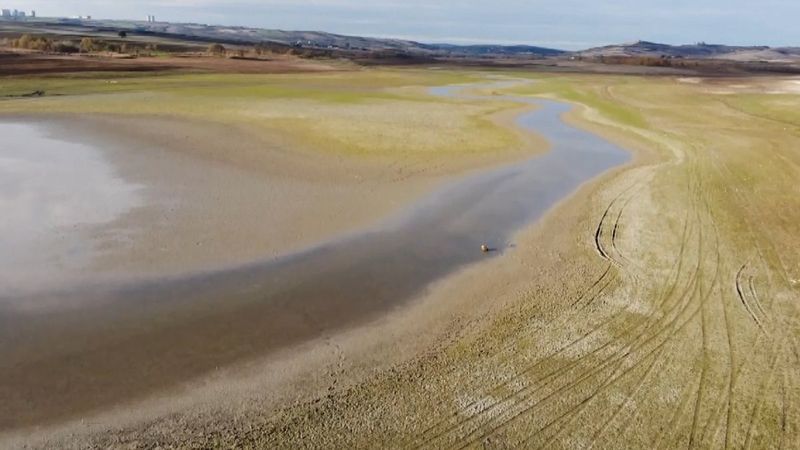 Arnavutköy Sazlıdere Barajı'nda sular çekildi