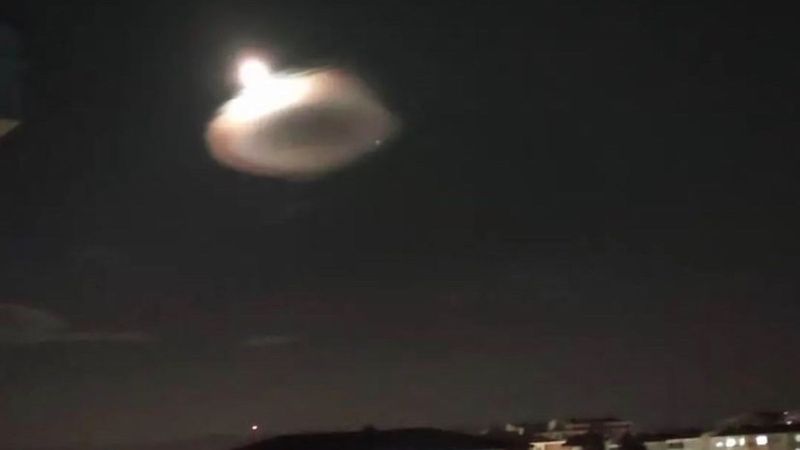 Balıkesir’de gökyüzünde yanarak düşen cisim heyecana neden oldu