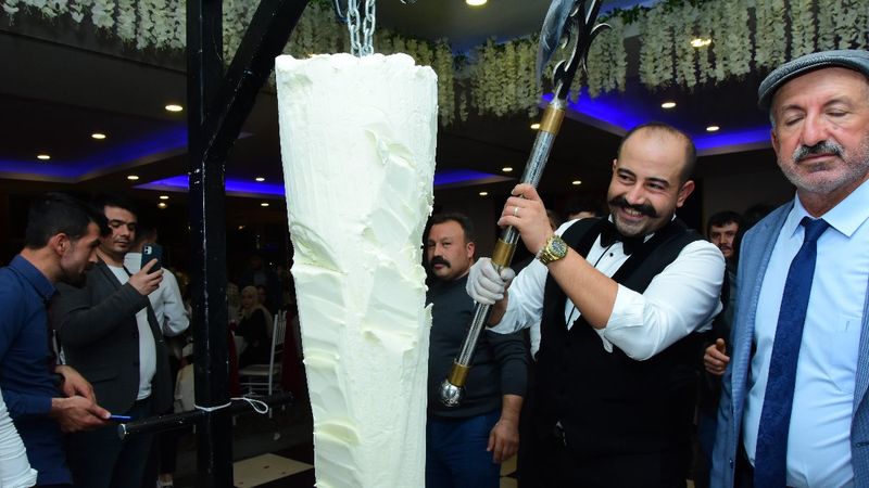 Kahramanmaraş'ta dondurmadan düğün pastası yapıldı