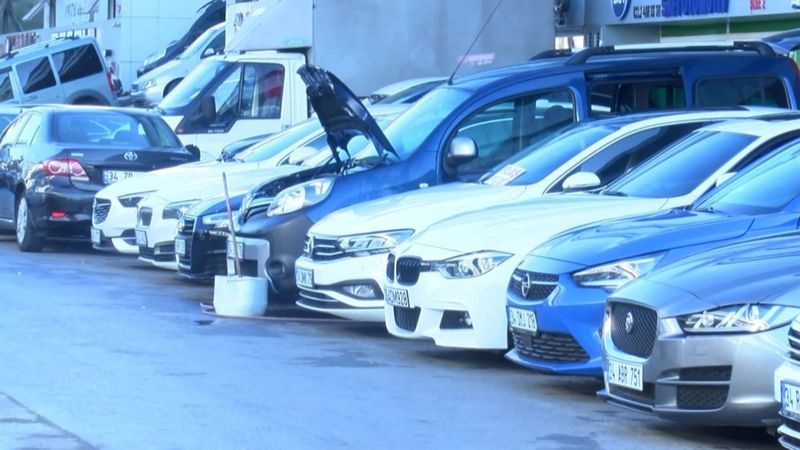 Sıfır araç fırsatçılığında yeni yöntem: Akrabalarının üzerlerine alıyorlar