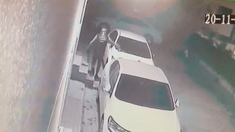 Maltepe’de park halindeki otomobile boya sökücü döktü