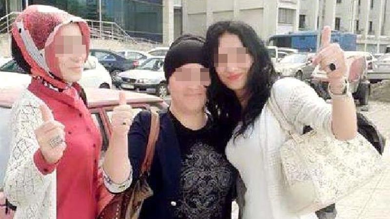 Zonguldak'ta adliye önünde zafer pozu veren kadınlar, tekrar yargılanıyor