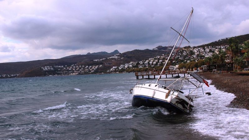 Bodrum'da 600 bin liralık yelkenli tekne karaya vurdu