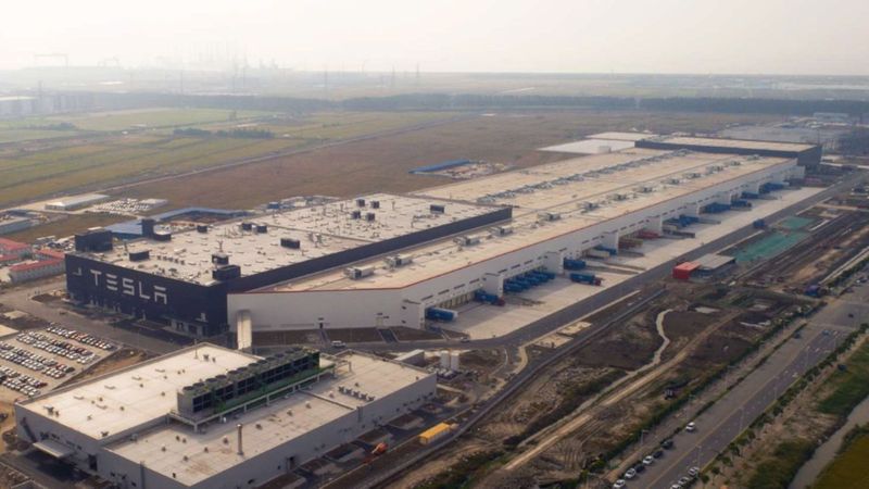 Tesla'nın Çin'deki fabrikası araçlarla doldu taştı