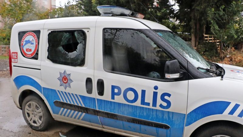 Antalya'da polis aracını taşlayan 4 kişi gözaltına alındı