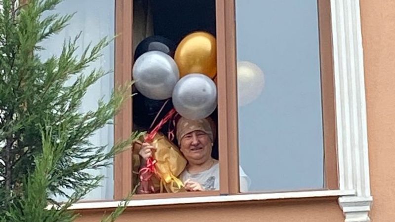 Kocaeli'de kanser tedavisi gören Raziye öğretmene duygusal kutlama
