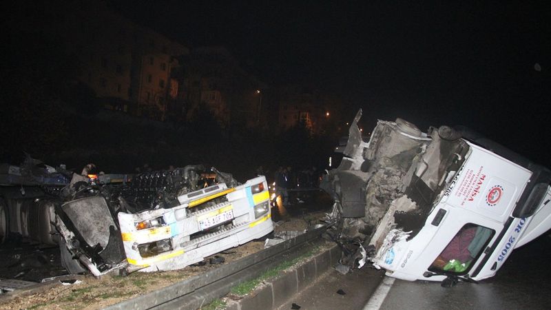 Antalya'da tır uçuruma yuvarlandı