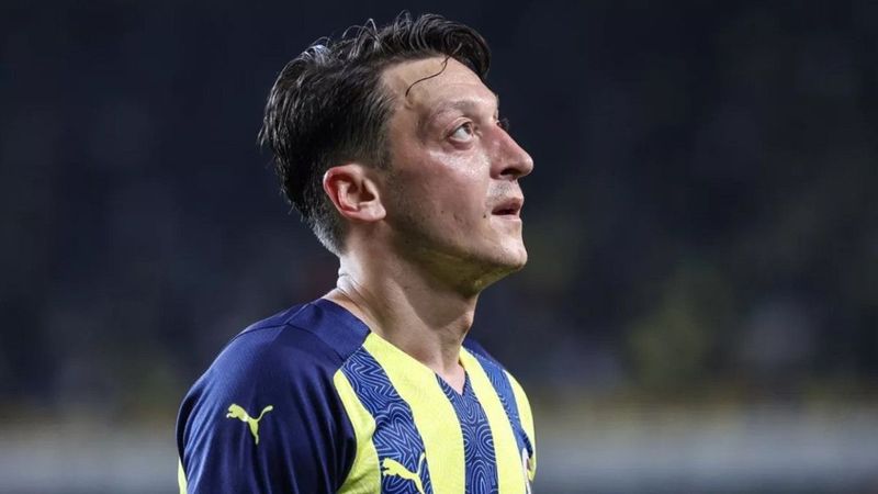 Mesut Özil sakatlandı