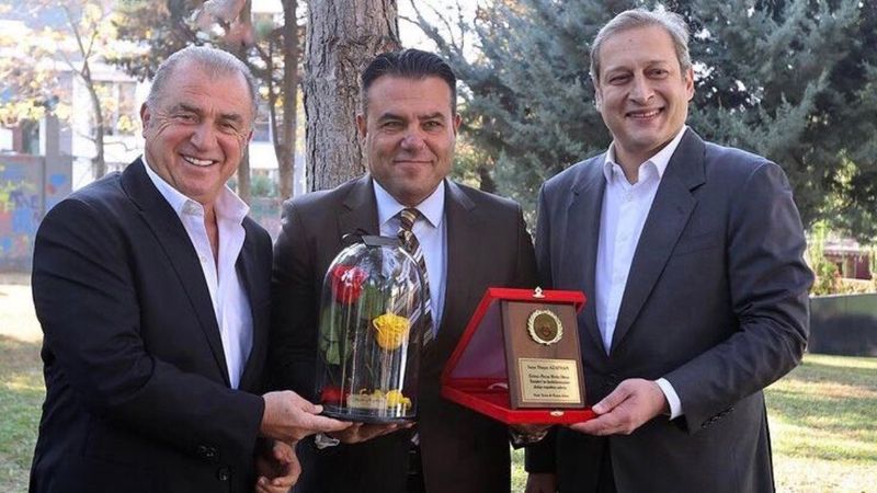 Burak Elmas'tan futbolculara moral yemeği