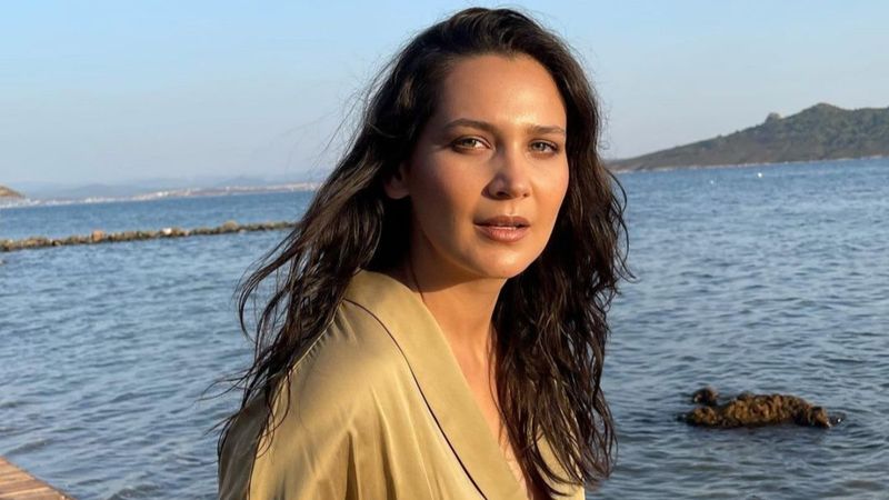 Gönül Dağı'nın Dilek'i Gülsim Ali İlhan'ın annesi güzelliği ile genç kızlara taş çıkarttı