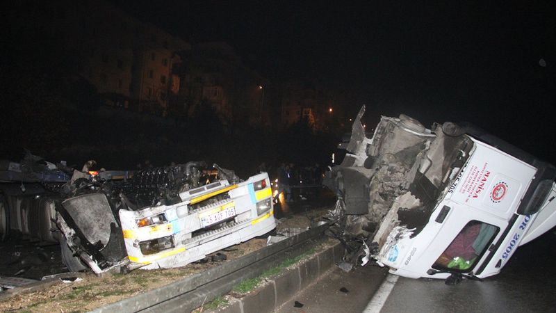 Manisa'da tıra arkadan çarpan tır, ikiye bölündü