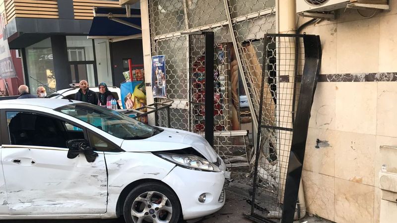 Ümraniye’de kazada savrulan araç, yayaya çarpıp dükkana daldı