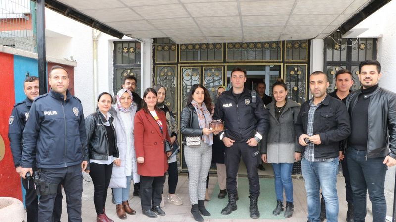Hakkari'de kadına şiddet ihbarına giden polislere pastalı sürpriz